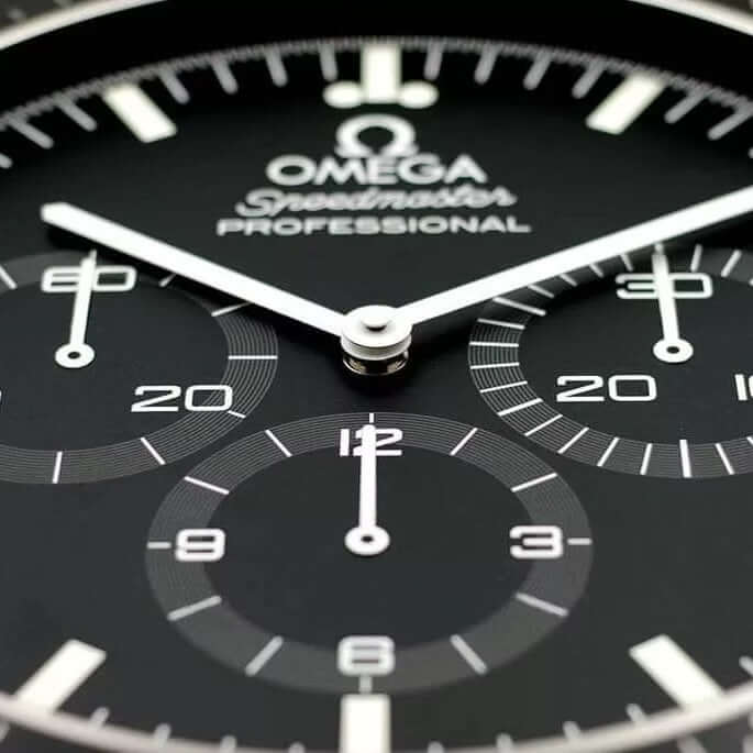 Horloge Murale de Luxe Omega Speedmaster - Élégance et Précision Intemporelle - Passeport Cases