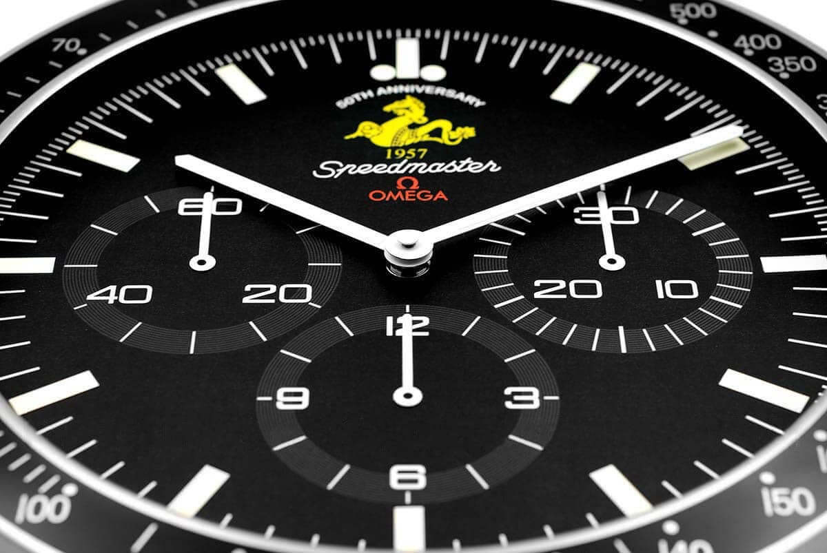 Horloge Murale Omega Speedmaster 1957 🕰️ – Édition 50e Anniversaire - Passeport Cases